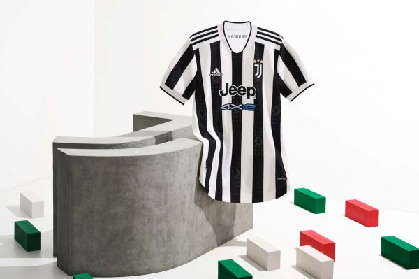  رونمایی رسمی از لباس یوونتوس برای فصل ۲۲-۲۰۲۱؛ با حضور رونالدو