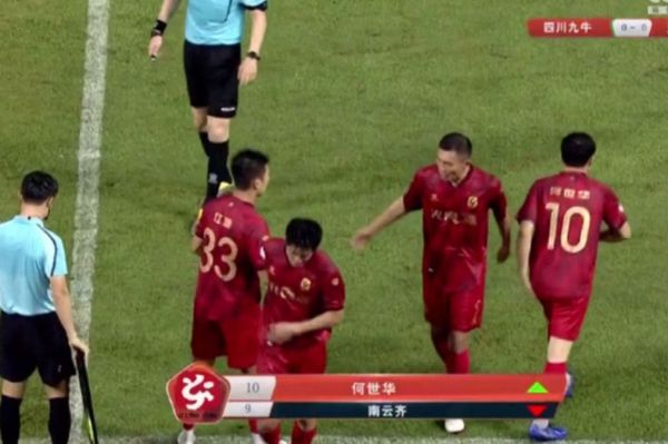  میلیونر چینی یک باشگاه را خرید و پسر 100 کیلویی خود را فیکس کرد