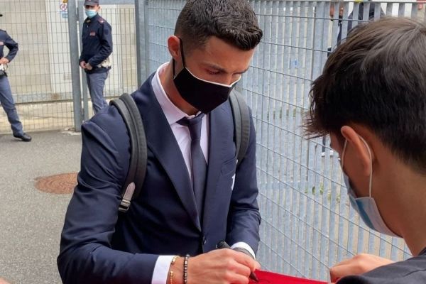  عکس؛ امضا دادن رونالدو به یک هوادار پیش از سوار شدن به قطار