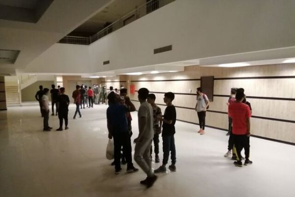  حضور نوجوانان در ورزشگاه پارس شیراز با وجود ممنوعیت