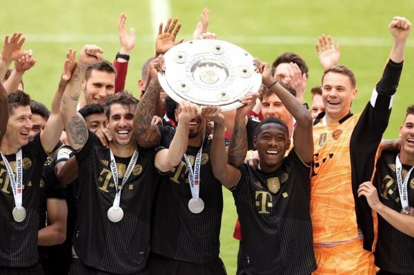  عکس؛ لحظه بالا بردن جام قهرمانی توسط بازیکنان بایرن مونیخ