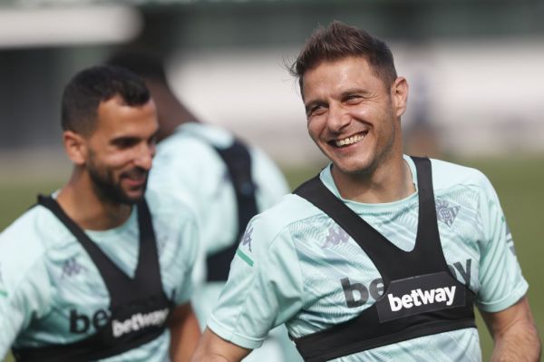 شوخی هافبک بتیس امیدوارم لوئیز انریکه به تعطیلاتم گند نزند