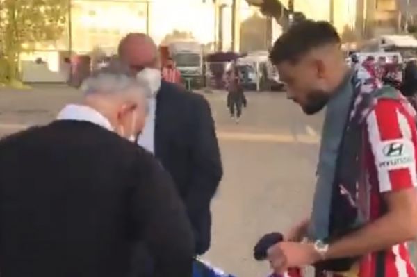  هافبک اتلتیکو پیراهنش را به هوادار مصدوم هدیه کرد