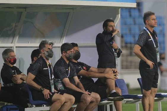 حاشیه بازی ذوب آهن و پرسپولیس یک جای خالی در فهرست پرسپولیس اعتراض مطهری به خشکی زمین