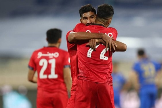 حاشیه بازی ذوب آهن و پرسپولیس کاپیتان ذوب آهن در دفتر ورزشگاه و گلزنی سریع مغانلو