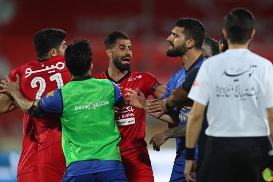 جنجال بازیکن پرسپولیس در رختکن ذوب آهن نیروی انتظامی وارد عمل شد