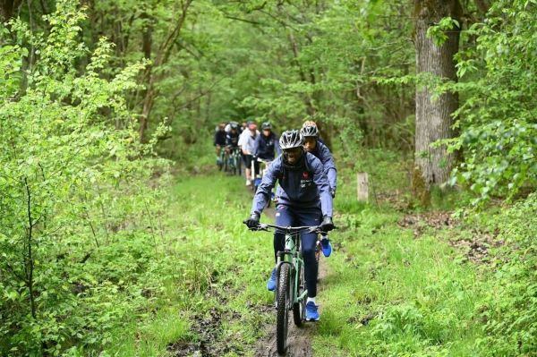 عکس؛ دوچرخه سواری بازیکنان تیم ملی فرانسه در اردوی آماده سازی