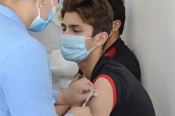 استقلالیها قبل از دیدار با پرسپولیس واکسن کرونا زدند + عکس