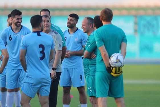  گزارش تمرین تیم ملی  هرج و مرج عجیب و شوخی اسکوچیچ با خبرنگاران  برخورد جالب کنعانی‌زادگان با مهاجم استقلال+عکس