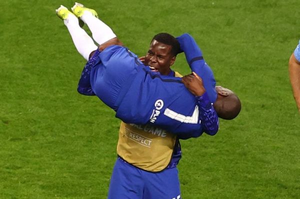  عکسی جالب؛ بغل شدن کانته توسط مدافع چلسی پس از قهرمانی