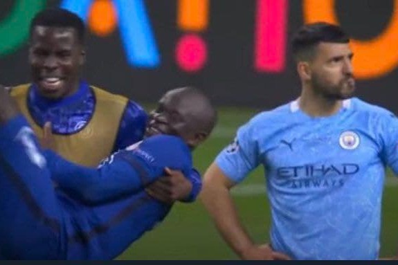 عکسی بامزه از گریه آگوئرو و شوخیهای کانته و زوما در کنار او