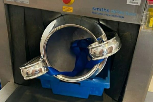 عکس؛ بار ویژه چلسی در حال چک شدن در فرودگاه