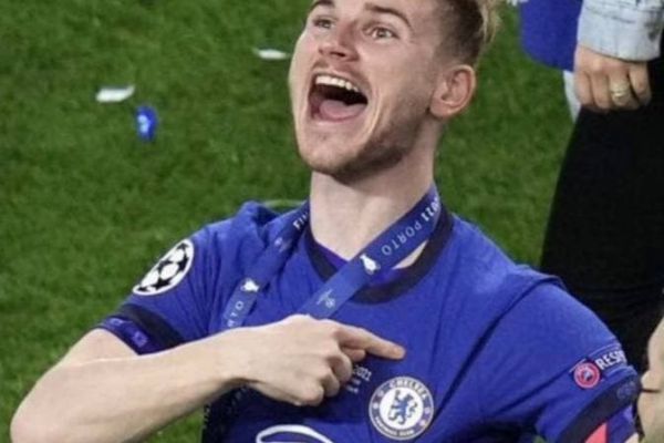 فان؛ وقتی ورنر در نشان دادن لوگوی چلسی هم اشتباه میزند