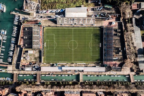 گزارش تصویری از ورزشگاه تیم تازه صعود کرده به سری آ؛ خانهای روی آب