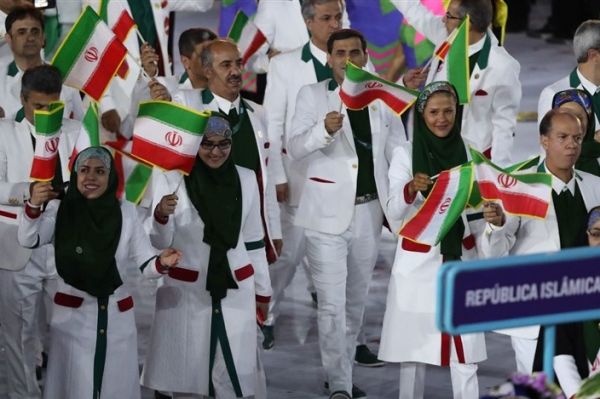 سورمه ای و فیروزه ای رنگ لباس رسمی مردان و زنان المپیکی بدرقه کاروان زیر برج پرچم