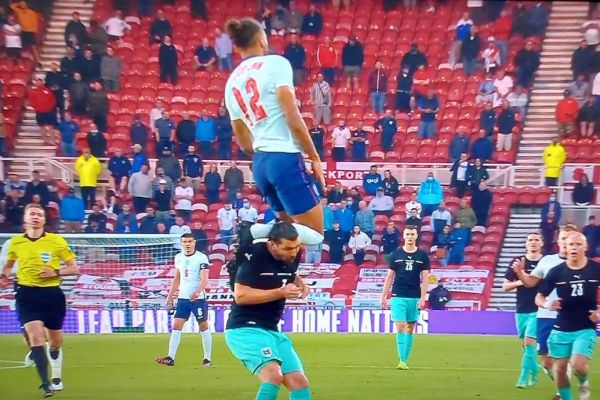  عکس  پرش حیرت‌انگیز کالورت لوین در بازی تیم ملی انگلیس