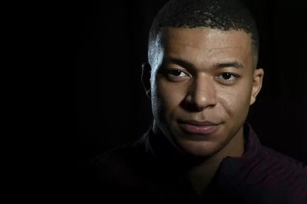  امباپه  هر کس خود را بهتر از مسی و رونالدو بداند آگاهی ندارد