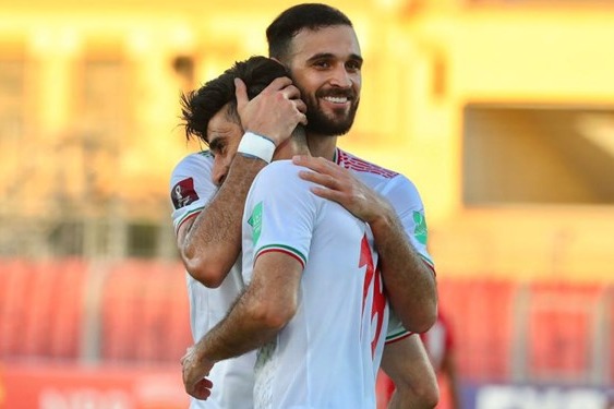 حاشیه بازی ایران و هنگ کنگ تذکر به سرمربی حریف و گپ دوستانه نوراللهی با داور