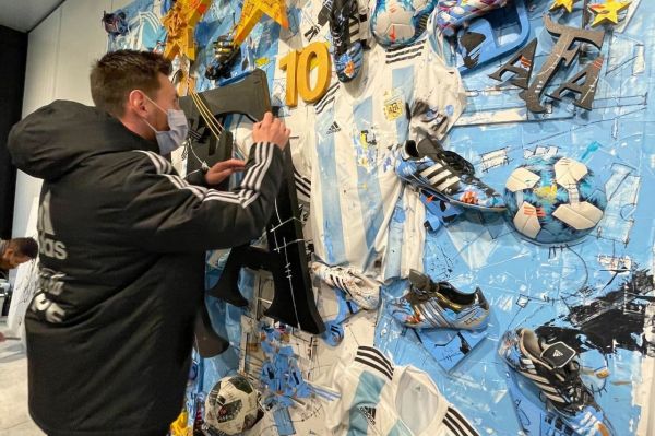 عکس؛ امضای مسی روی یک دیوار خیریه پیش از سفر به کلمبیا