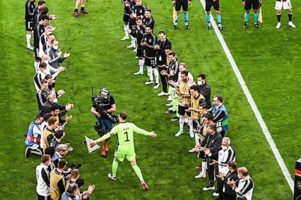 عکس؛ تونل افتخار برای نویر در پیروزی 7 بر 1 آلمان مقابل لتونی