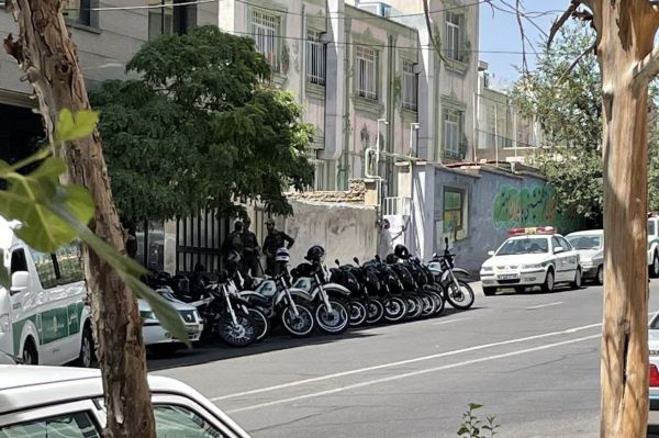 یگان ویژه، مانع از تجمع هواداران استقلال عکس