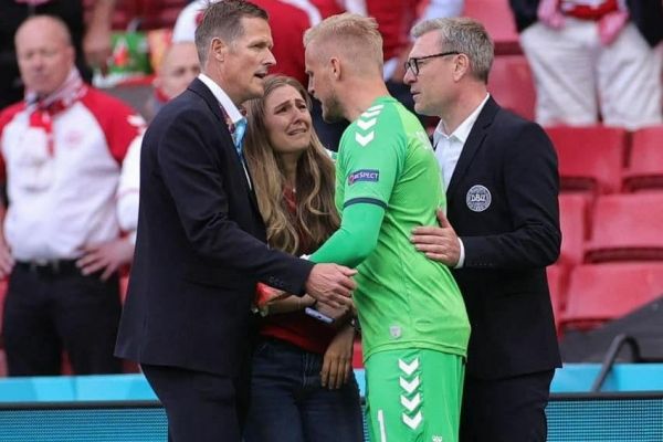 عکس؛ اشکهای همسر اریکسن در ورزشگاه و دلداری اشمایکل به او