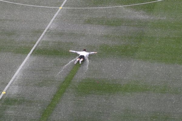 تصویر وضعیت بامزه زمین تمرین اتریشیها؛ مناسب برای شنا