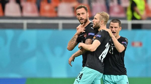 مهاجم اتریش پس از گلزنی از خود بیخود شد عکس