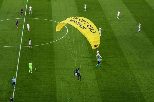 جیمی جامپی که با چتر وسط بازی آلمان - فرانسه فرود آمد عکس