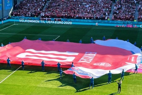 عکس؛ حمایت زیبا و مشترک بلژیکیها و دانمارکیها از اریکسن