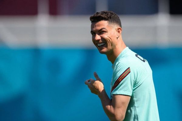 عکس؛ خندههای از ته دل رونالدو پیش از بازی حساس مقابل آلمان