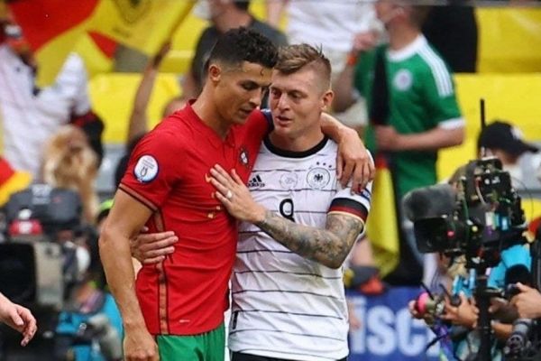 عکس؛ خوش و بش کروس با رونالدو و په په در پایان بازی آلمان - پرتغال