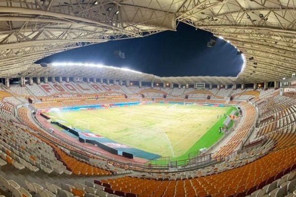 بهار به اهواز رسید، زمین چمن ورزشگاه شهدای فولاد رنگ عوض کرد + تصاویر