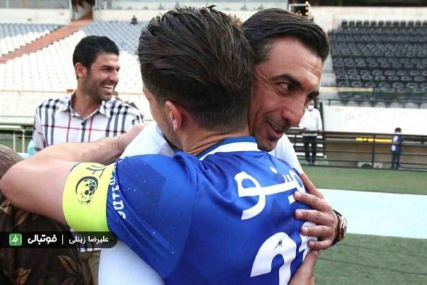 حاشیه بازی استقلال و پدیده خوش و بش چند بازیکن با مربیان استقلالی پدیده برخورد گرم قاسمی نژاد با استقلالی ها