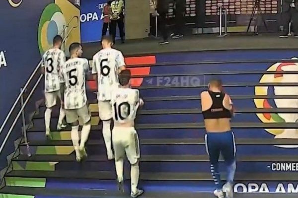 عجله بازیکن پاراگوئه برای گرفتن پیراهن مسی؛ تعویض پیراهن بین دو نیمه