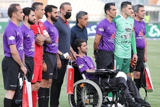 رودنیل داوران سوپرجام با گوشی موبایل وارد زمین شدهاند در هیچ جای جهان چنین چیزی رخ نمیدهد