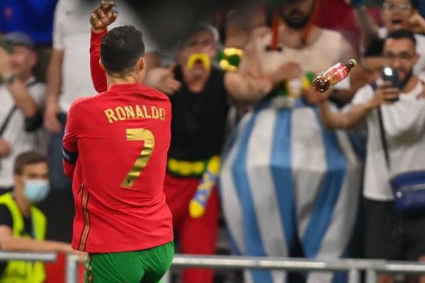 عکس؛ پرتاب نوشابه کوکاکولا به سمت رونالدو هنگام شادی پس از گل