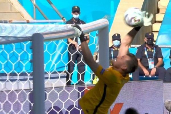  عکس؛ گل به خودی مضحک دروازه‌بان اسلواکی به سبک اسپک والیبال