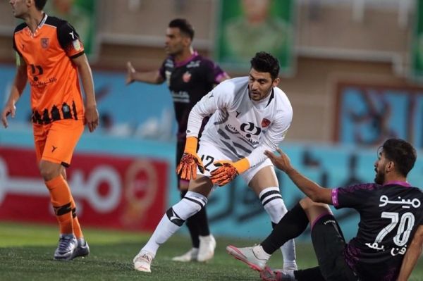  نوشی‌صوفیانی ‌ عبدی با دست توپ را جلو برد و گل زد