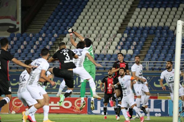 شهرخودرو ۲ - تراکتور یک تراکتور حریف شهرخودروی 10 نفره نشد رحمتی مچ خطیبی را خواباند