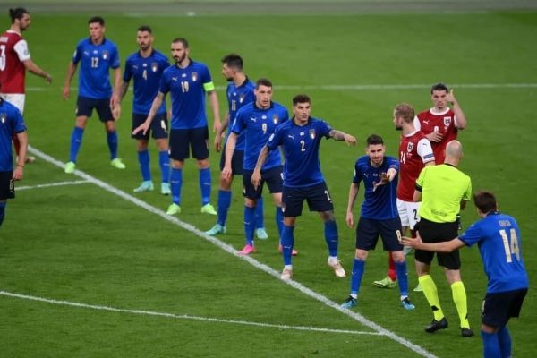  عکس؛ به خط شدن جالب بازیکنان ایتالیا روی کاشته اتریش