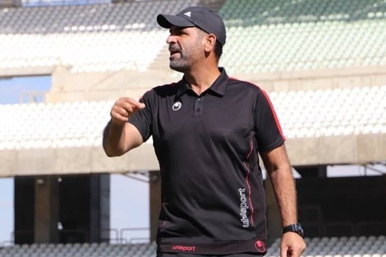 سرمربی قشقایی فدراسیون برای 3 هفته پایانی لیگ یک فکر ویژه کند مگر میشود زمین فوتبال در اختیار اتومبیلرانی باشد