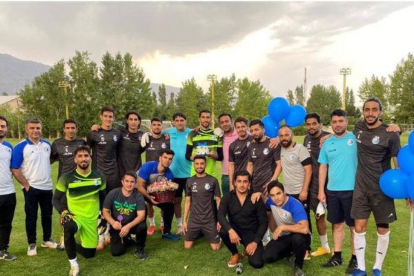  گزارش تمرین استقلال  تمرین مفرح بازیکنان پپیش از سفر به اراک در روز تولد 2 بازیکن