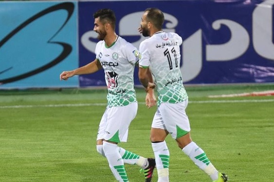  حاشیه بازی تراکتور و ذوب‌آهن  ادامه اعتراضات ذوب‌آهن در پایان مسابقه و یک اخراجی از کادر فنی