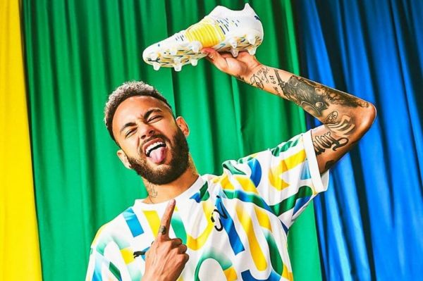 عکس؛ رونمایی نیمار از استوکهای جدیدش با تیپی عجیب و غریب