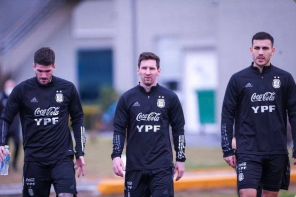 مسی در تمرینات آرژانتین در روزی که دیگر بازیکن بارسلونا نیست عکس