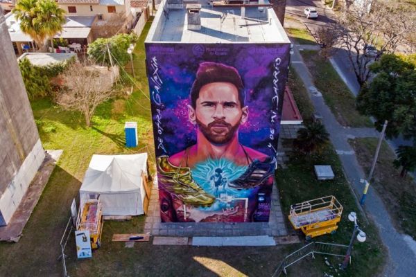 عکس؛ نقاشی دیواری غولآسا و شگفت انگیز مسی در زادگاهش