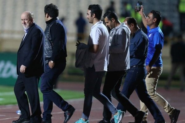  افتخاری  آنهایی که هواداران استقلال را علیه من تحریک کردند یک هفته هم دوام نیاوردند  سلطانی‌فر پرسپولیسی است، اما نگاه یکسانی داشت