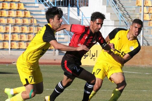 فجر سپاسی صدرنشین جدید لیگ یک رقابت میلیمتری ۳ تیم در صدر جدول