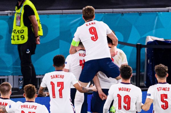 عکس؛ وقتی هری کین ناخواسته هافبک وستهام را خفه کرد